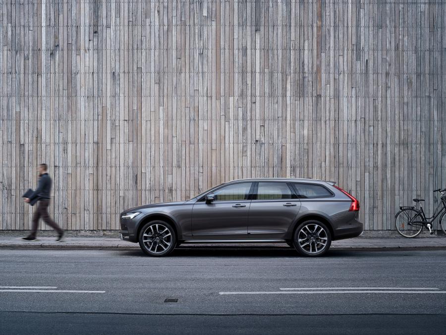  Volvo V90 T6 Cross Country 2016 года  (фото 5 из 104)